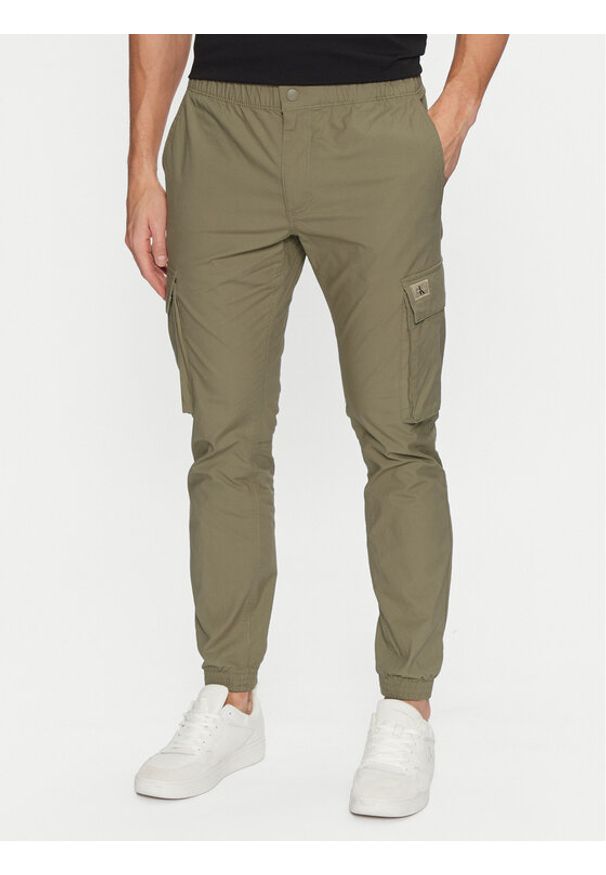 Calvin Klein Jeans Joggery Skinny Cargo J30J327614 Beżowy Skinny Fit. Kolor: beżowy. Materiał: bawełna