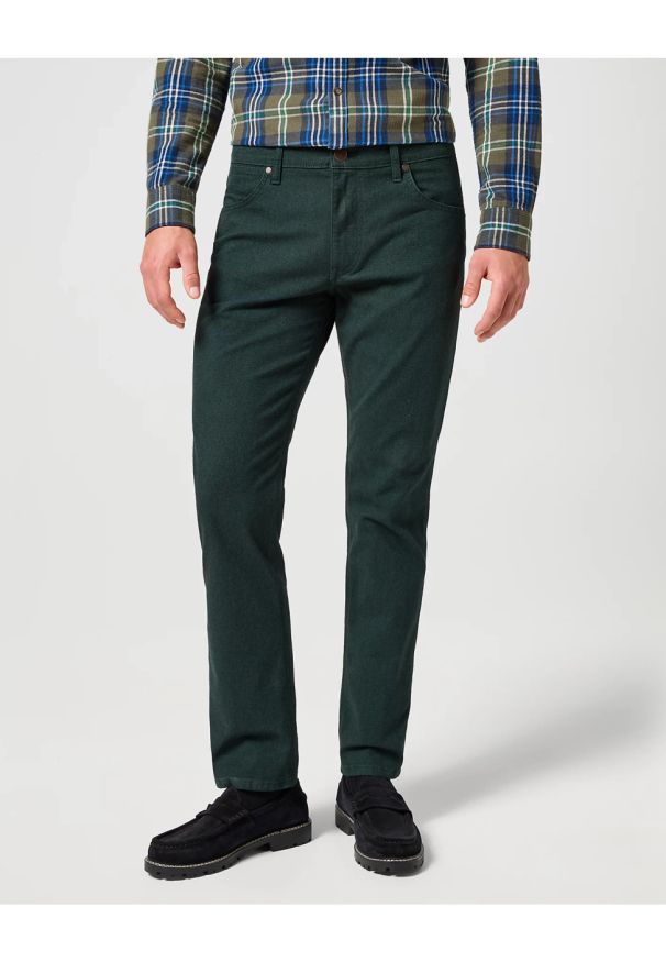 Wrangler - WRANGLER GREENSBORO MĘSKIE SPODNIE MATERIAŁOWE MATERIAŁ CHINO SCARAB 112358920 W15Q008868