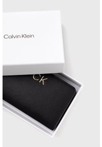 Calvin Klein Portfel damski kolor czarny. Kolor: czarny. Materiał: materiał. Wzór: gładki #3