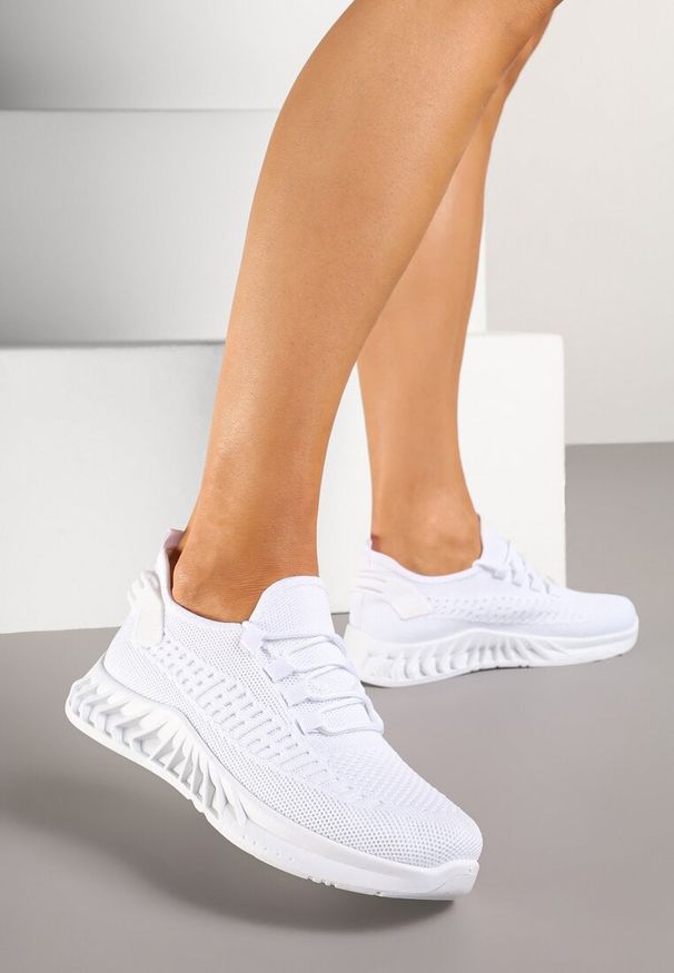 Born2be - Białe Buty Sportowe Sneakersy z Siateczkowego Materiału na Tłoczonej Podeszwie Ralloti. Okazja: na co dzień, na spacer. Nosek buta: okrągły. Zapięcie: sznurówki. Kolor: biały. Materiał: materiał. Sport: turystyka piesza