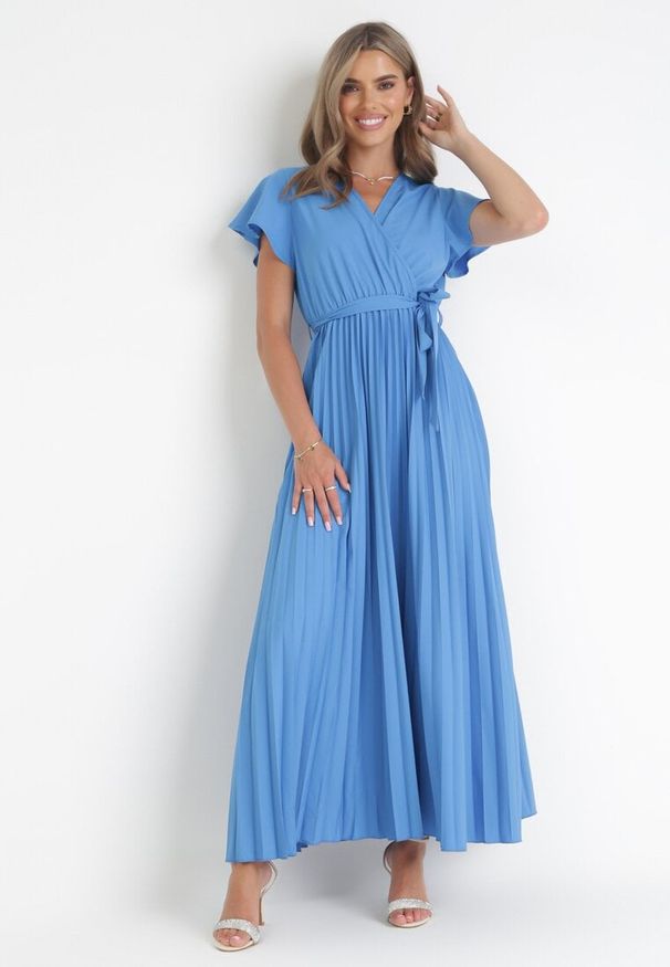 Born2be - Niebieska Elegancka Sukienka Maxi w Plisy z Kopertowym Dekoltem i Wiązaniem Thessi. Kolor: niebieski. Sezon: lato. Typ sukienki: kopertowe. Styl: elegancki. Długość: maxi