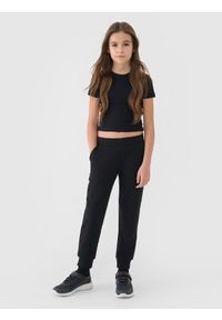 4f - T-shirt slim crop top gładki dziewczęcy - czarny. Okazja: na co dzień. Kolor: czarny. Materiał: bawełna, elastan, dzianina, materiał. Długość rękawa: krótki rękaw. Długość: krótkie. Wzór: gładki. Styl: sportowy, casual