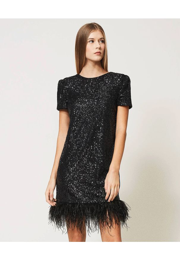 TwinSet - TWINSET - Czarna cekinowa sukienka z piórami. Kolor: czarny. Wzór: aplikacja. Styl: elegancki, glamour. Długość: mini