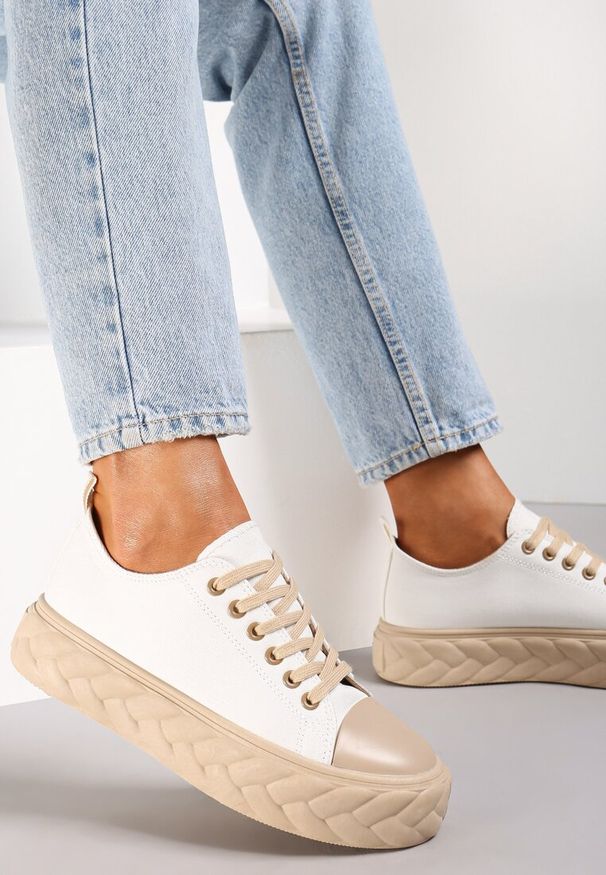 Renee - Biało-Beżowe Trampki Diomantinos. Kolor: biały. Materiał: dresówka, materiał, jeans. Wzór: geometria. Obcas: na platformie