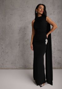 Renee - Czarna Wieczorowa Sukienka Marszczona z Wszytym Szalem i Biżuteryjną Broszką Cezalia. Okazja: na wesele, na studniówkę, na ślub cywilny. Kolor: czarny. Typ sukienki: proste. Styl: wizytowy #1