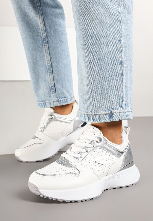 Renee - Białe Sneakersy Ozdobione Perforacją i Geometryczną Aplikacją Senilanea. Okazja: na co dzień. Kolor: biały. Materiał: jeans. Wzór: geometria, aplikacja
