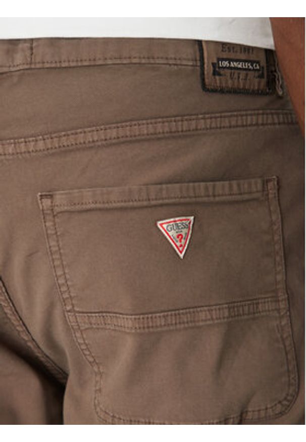 Guess Spodnie materiałowe M5RA68 WGXV1 Brązowy Regular Fit. Kolor: brązowy. Materiał: bawełna