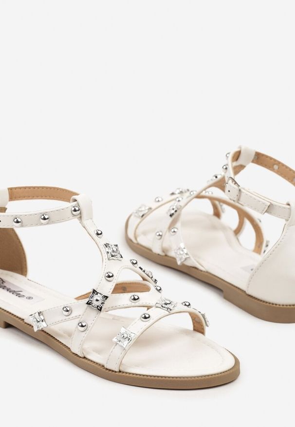 Born2be - Białe Sandały Ozdobione Nitami Meranira. Okazja: na co dzień, na spacer. Zapięcie: sprzączka. Kolor: biały. Wzór: aplikacja. Sezon: lato. Obcas: na obcasie. Styl: casual, elegancki. Wysokość obcasa: niski