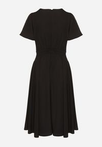 Born2be - Czarna Sukienka Vices o Rozkloszowanym Kroju z Odpinanym Kwiatem 3D Rallarea. Kolor: czarny. Wzór: kwiaty. Sezon: wiosna, lato #6