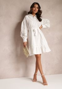 Renee - Biała Koszulowa Sukienka z Perłowymi Guzikami i Koronkowymi Wstawkami Shyanne. Kolor: biały. Materiał: koronka. Typ sukienki: koszulowe. Styl: vintage. Długość: midi