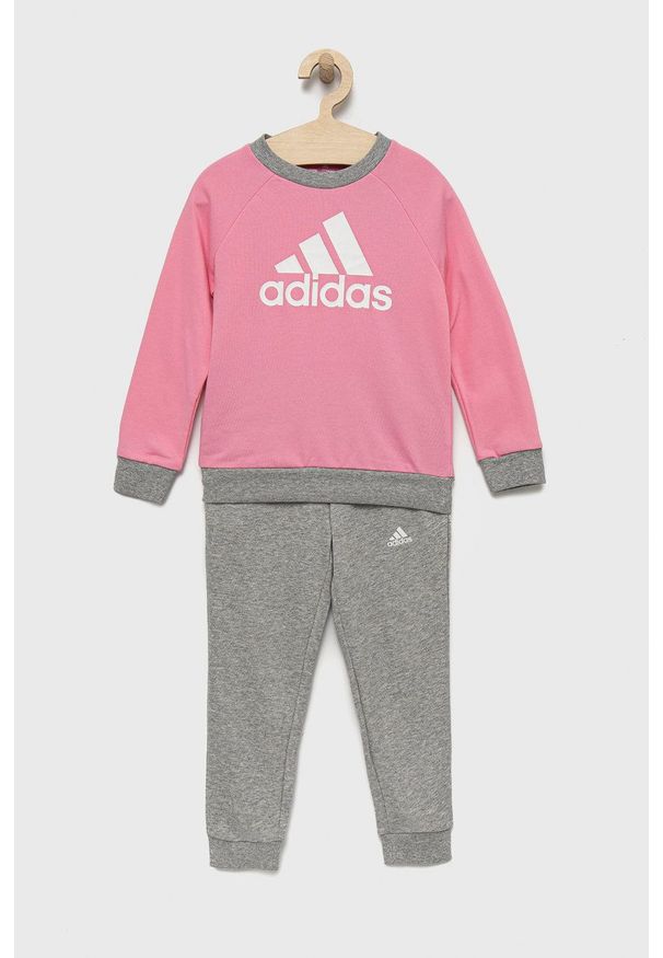 Adidas - adidas dres dziecięcy kolor różowy. Kolor: różowy. Materiał: dresówka