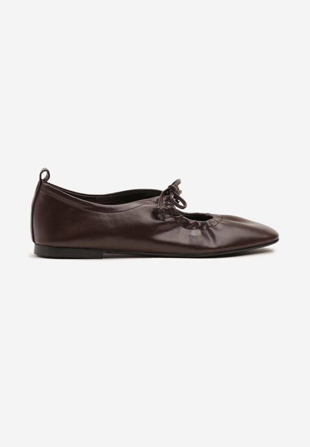 Born2be - Brązowe Balerinki z Wiązanymi Rzemykami Julimaria. Okazja: na co dzień. Kolor: brązowy. Wzór: kwiaty. Styl: retro, elegancki, casual
