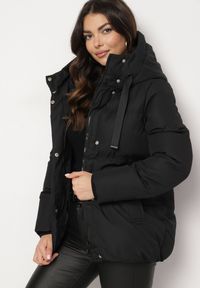 Born2be - Czarna Kurtka Pikowana z Kapturem Vertigara. Okazja: na co dzień. Typ kołnierza: kaptur. Kolor: czarny. Materiał: jeans, dzianina. Styl: elegancki, casual #6