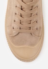 Born2be - Ciemnobeżowe Trampki z Imitacji Zamszu z Nieregularną Podeszwą ze Żłobieniami Naranatea. Okazja: na co dzień, na randkę. Kolor: beżowy. Materiał: zamsz. Szerokość cholewki: normalna. Styl: casual #2