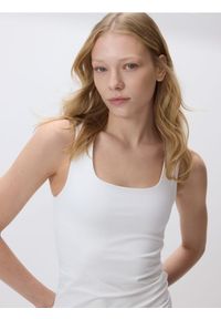 Reserved - Gładki top - biały. Kolor: biały. Materiał: dzianina. Wzór: gładki