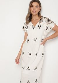 Born2be - Biało-Czarna Wiskozowa Sukienka Pudełkowa z Ornamentnym Wzorem Melosea. Okazja: na co dzień. Kolor: biały. Materiał: wiskoza. Styl: elegancki, casual #3