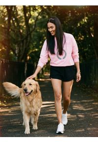 Sinsay - Dresowe szorty z kieszeniami - czarny. Kolor: czarny. Materiał: dresówka