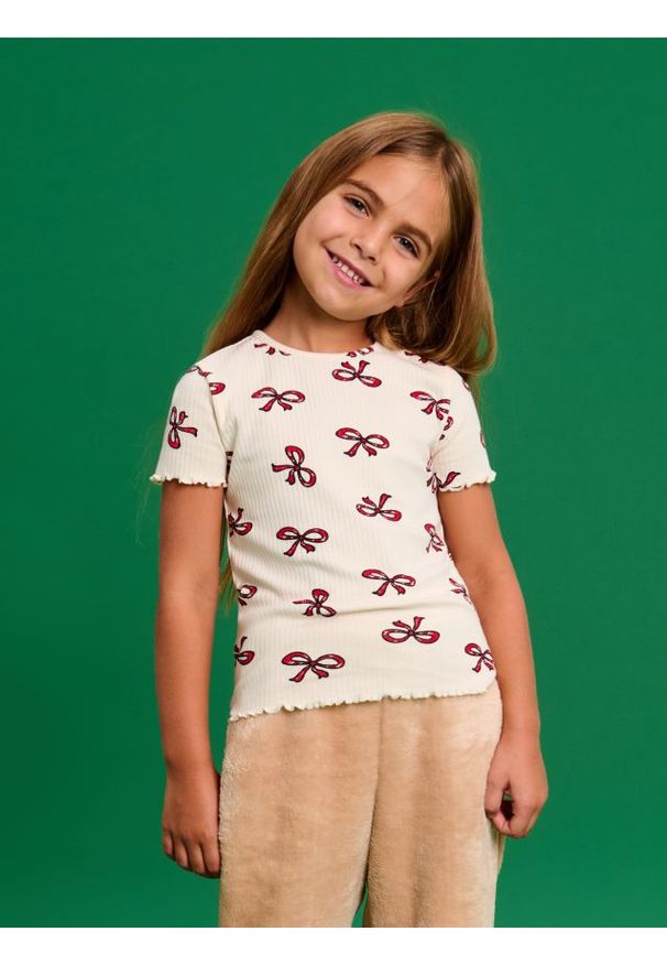 Sinsay - Koszulka - kremowy. Typ kołnierza: kokarda. Kolor: kremowy. Materiał: materiał, prążkowany. Długość rękawa: krótki rękaw. Długość: krótkie