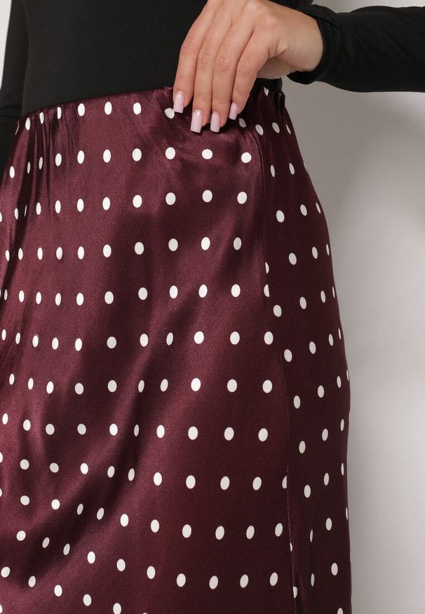 Born2be - Bordowa Wiskozowa Spódnica z Wysokim Stanem w Kropki z Koronką Monivesa. Okazja: na co dzień. Stan: podwyższony. Kolor: czerwony. Materiał: wiskoza, koronka. Wzór: kropki, koronka. Styl: casual, elegancki