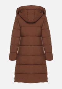 Born2be - Brązowa Pikowana Kurtka z Odpinanym Kapturem Ozdobiona Suwakami Zairens. Okazja: na spacer, na co dzień. Kolor: brązowy. Materiał: dzianina, jeans. Wzór: aplikacja. Styl: casual #7