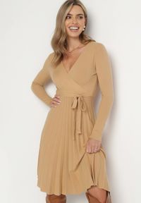 Born2be - Ciemnobeżowa Sukienka Dzianinowa z Wiązaniem i Plisowanym Dołem Cilladia. Kolor: beżowy. Materiał: dzianina. Długość rękawa: długi rękaw. Wzór: gładki. Typ sukienki: kopertowe. Styl: elegancki. Długość: midi #4