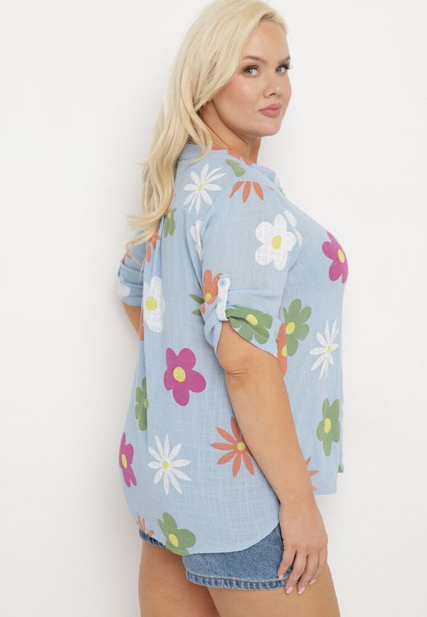 Born2be - Jasnoniebieska Koszula z Lnu i Bawełny w Kwiaty z Krótkim Rękawem Ambubia. Okazja: na co dzień. Typ kołnierza: dekolt w kształcie V. Kolekcja: plus size. Kolor: niebieski. Długość: krótkie. Wzór: kwiaty. Materiał: bawełna, len. Długość rękawa: krótki rękaw. Sezon: lato. Styl: casual
