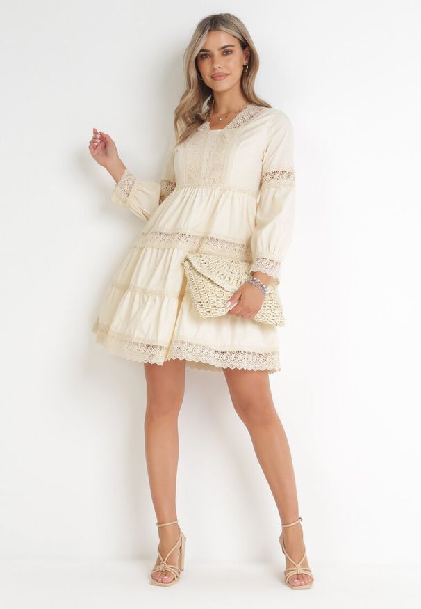 Born2be - Beżowa Sukienka Mini z Koronkowymi Wstawkami i Rozkloszowanym Dołem Femona. Okazja: na co dzień. Kolor: beżowy. Materiał: koronka. Typ sukienki: proste. Styl: casual. Długość: mini