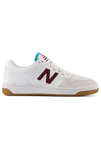 Buty dziecięce New Balance GSB480FT – białe. Okazja: na uczelnię, na co dzień. Kolor: biały. Materiał: skóra, syntetyk, materiał. Szerokość cholewki: normalna. Sport: turystyka piesza