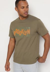 Born2be - Ciemnobeżowy T-shirt Bawełniany z Napisem Sunviera. Okazja: na co dzień. Kolor: beżowy. Materiał: bawełna. Wzór: napisy. Styl: casual