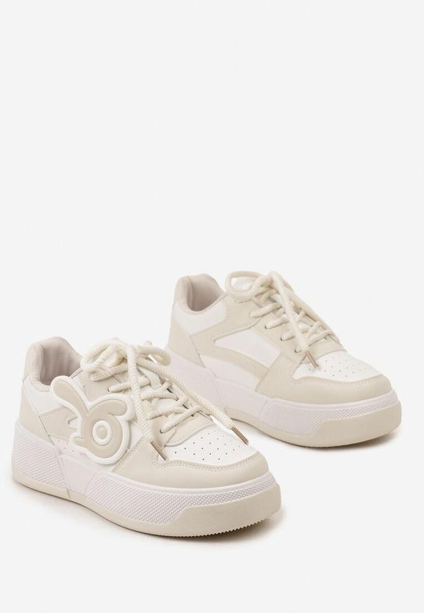 Born2be - Biało-Beżowe Sneakersy na Grubej Podeszwie z Abstrakcyjną Aplikacją Cadisa. Kolor: biały. Wzór: aplikacja
