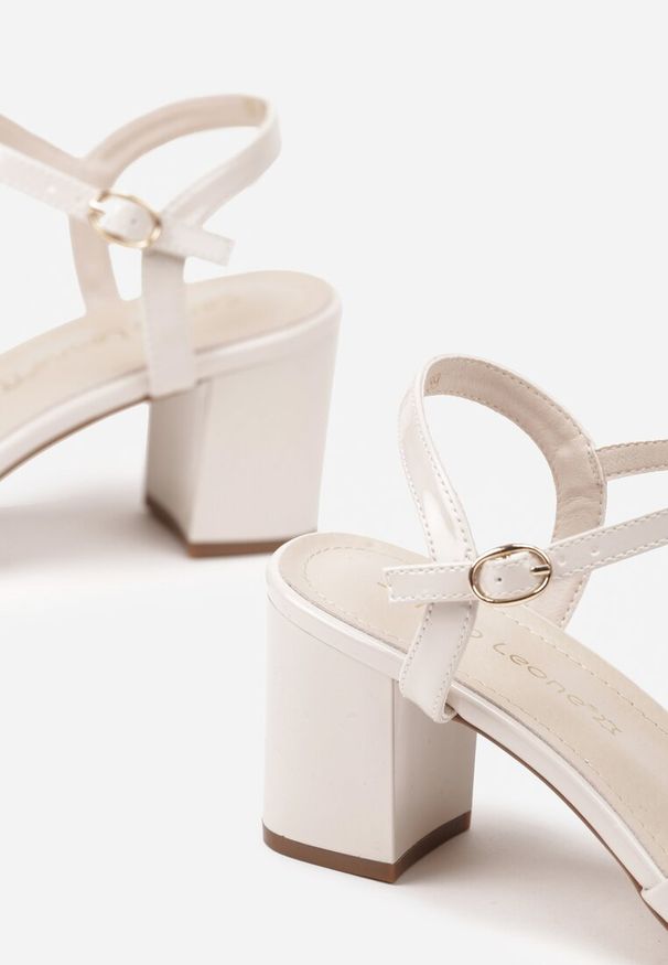 Renee - Beżowe Sandały Lakierowane na Słupku ze Skórzaną Wkładką Folimea. Okazja: na co dzień. Zapięcie: sprzączka. Kolor: beżowy. Materiał: lakier, skóra. Sezon: wiosna, lato. Obcas: na słupku. Styl: casual, elegancki