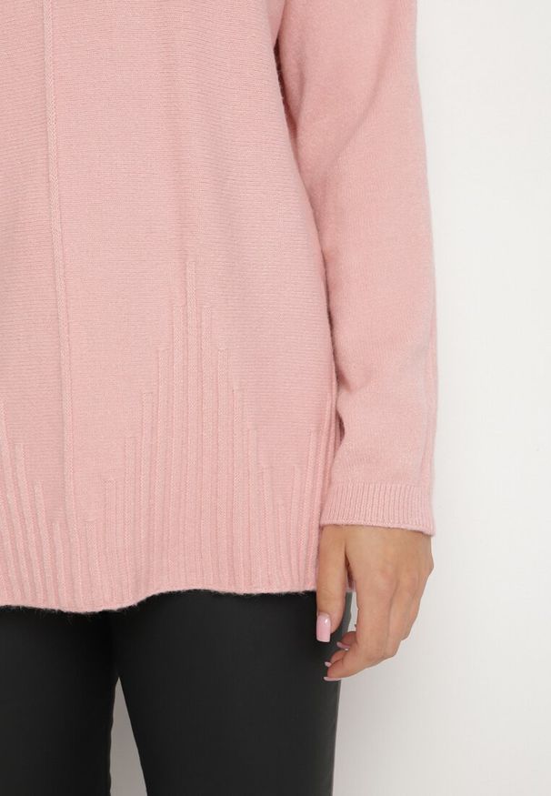 Born2be - Jasnoróżowy Sweter z Półgolfem z Prążkowanej Dzianiny z Wycięciami po Bokach Rerivra. Kolor: różowy. Materiał: dzianina, prążkowany. Styl: wizytowy, elegancki