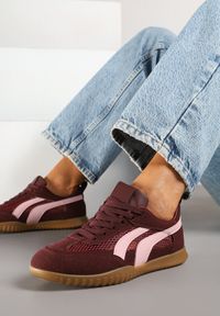 Renee - Bordowe Sneakersy Tenisówki z Geometrycznym Motywem Amotheira. Okazja: na co dzień. Kolor: czerwony. Materiał: jeans. Wzór: geometria. Obcas: na płaskiej podeszwie