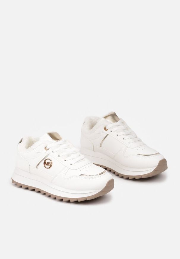 Born2be - Białe Płaskie Sznurowane Sneakersy Ocieplane Ozdobione Metalicznymi Aplikacjami Cyrirra. Okazja: na co dzień. Zapięcie: sznurówki. Kolor: biały. Materiał: jeans. Wzór: aplikacja