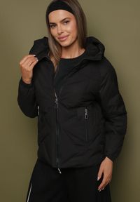 Born2be - Czarna Pikowana Kurtka z Kapturem Rękawy Zakończone Gumką Liliaz. Okazja: na co dzień, na spacer. Typ kołnierza: kaptur. Kolor: czarny. Materiał: jeans. Styl: casual