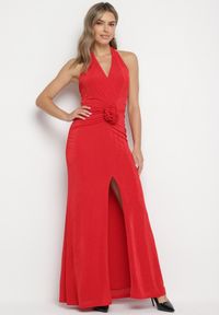 Born2be - Czerwona Sukienka z Odkrytymi Plecami i Ozdobnym Marszczeniem z Kwiatową Aplikacją Tarelisa. Kolor: czerwony. Wzór: aplikacja, kwiaty. Styl: klasyczny, elegancki #1