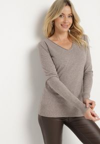 Born2be - Ciemnoszary Sweter Klasyczny z Trójkątnym Dekoltem z Domieszką Kaszmiru Taielle. Okazja: do pracy, na co dzień. Kolor: beżowy. Materiał: kaszmir. Styl: klasyczny #5