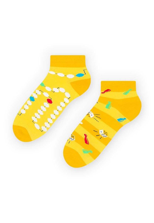 More - Żółte skarpetki/stopki dla fana planszówek - kości pionki SK236. Kolor: żółty. Materiał: poliamid, bawełna, elastan. Wzór: kolorowy