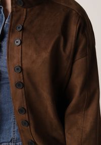 Born2be - Brązowa Kurtka w Stylu Bomberki z Ozdobnymi Guzikami Polimi. Okazja: na co dzień. Kolor: brązowy. Materiał: jeans. Styl: casual #2