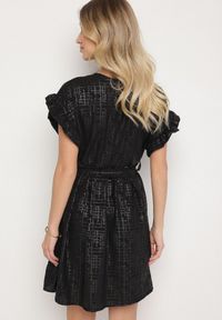 Born2be - Czarna Sukienka Ozdobiona Falbankami i Paskiem Izulira. Typ kołnierza: kołnierz z falbankami. Kolor: czarny. Wzór: aplikacja. Styl: elegancki