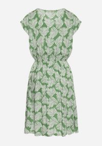 Born2be - Zielona Sukienka o Rozkloszowanym Kroju z Gumką w Pasie i Krótkim Rękawem Serive. Okazja: na co dzień, na spotkanie biznesowe. Kolor: zielony. Długość rękawa: krótki rękaw. Typ sukienki: rozkloszowane. Styl: biznesowy, klasyczny, casual, elegancki #4