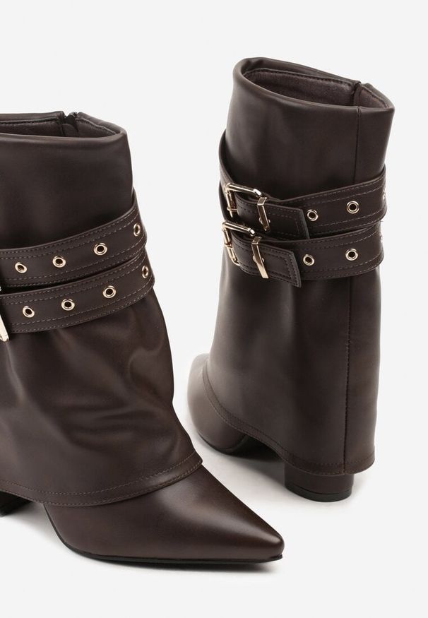 Born2be - Brązowe Botki Typu Kowbojki na Obcasie z Wywiniętą Cholewką i Klamrami Cidvire. Okazja: na co dzień. Zapięcie: klamry. Kolor: brązowy. Materiał: jeans. Szerokość cholewki: normalna. Obcas: na obcasie. Styl: casual, elegancki, klasyczny. Wysokość obcasa: średni