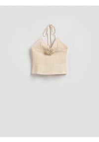 Reserved - Crochetowy top z kwiatową aplikacją - beżowy. Kolor: beżowy. Materiał: bawełna. Wzór: aplikacja, kwiaty #1