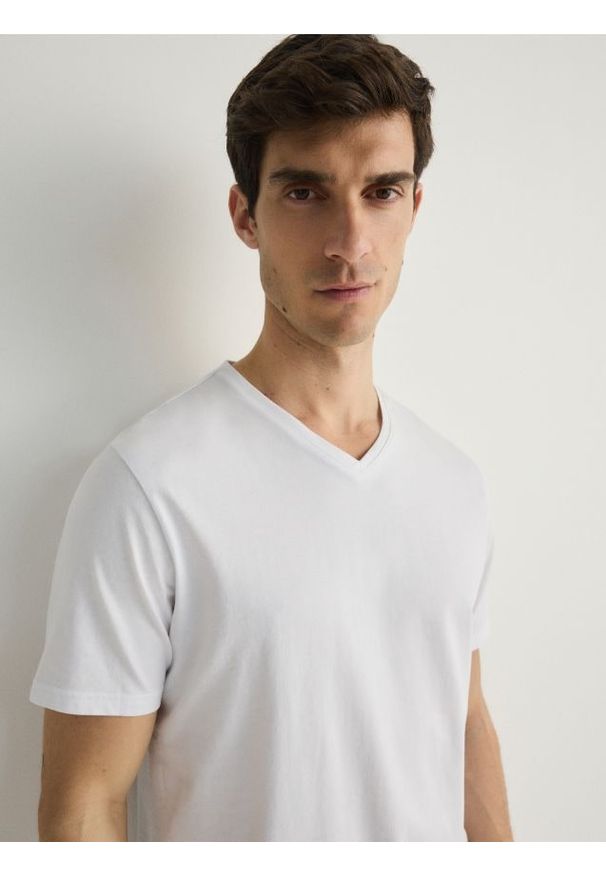Reserved - T-shirt slim z dekoltem V - biały. Kolor: biały. Materiał: bawełna, dzianina