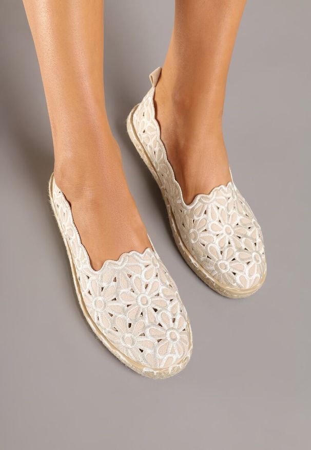 Renee - Beżowe Plecione Espadryle Vices z Kwiatowym Motywem z Ażurowymi Wycięciami Honavia. Okazja: na co dzień, na spacer. Kolor: beżowy. Materiał: jeans. Wzór: ażurowy, kwiaty. Styl: casual