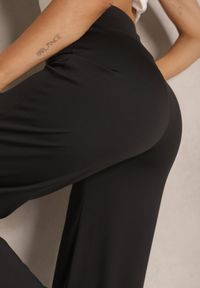 Renee - Czarne Spodnie z Bawełną o Szerokim Kroju High Waist Efleria. Okazja: na co dzień. Stan: podwyższony. Kolor: czarny. Materiał: bawełna. Sezon: lato, wiosna. Styl: elegancki, casual #4