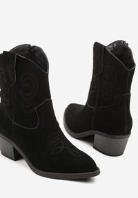 Born2be - Czarne Zamszowe Botki Kowbojki na Stożkowym Obcasie Latamessa. Okazja: na co dzień. Kolor: czarny. Materiał: zamsz. Obcas: na obcasie. Styl: klasyczny, casual, elegancki. Wysokość obcasa: średni #5
