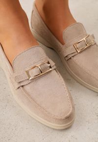 Renee - Ciemnobeżowe Mokasyny Ozdobione Metaliczną Klamrą Murielori. Nosek buta: okrągły. Zapięcie: klamry. Kolor: beżowy. Materiał: zamsz, skóra. Wzór: aplikacja. Obcas: na obcasie. Wysokość obcasa: niski #5