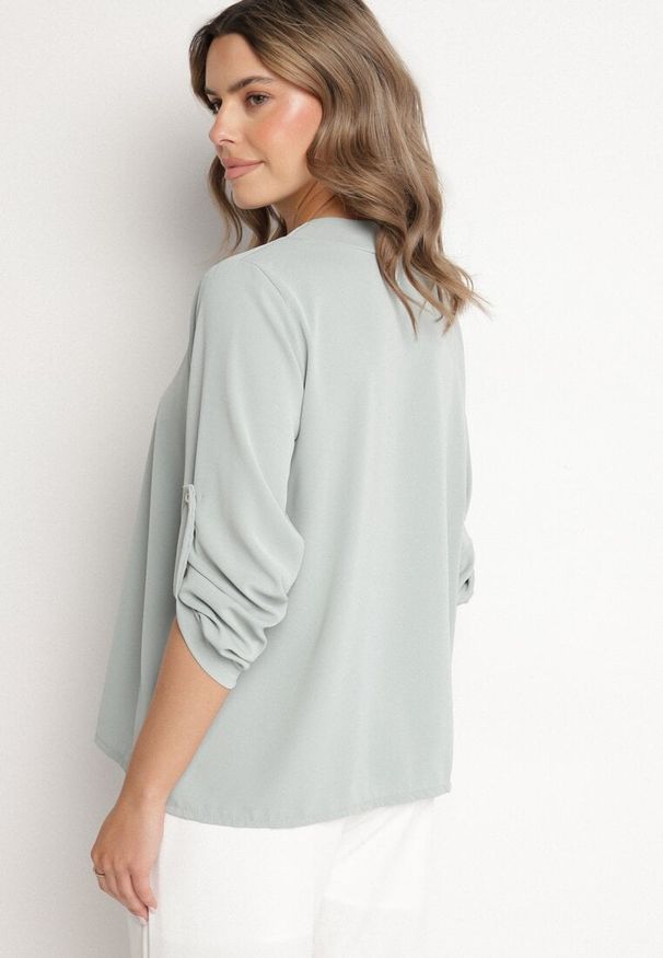 Born2be - Jasnozielona Bluzka o Trapezowym Kroju z Dekoltem w Serek i Podpinanymi Rękawami Aslimi. Typ kołnierza: dekolt w serek. Kolor: zielony. Materiał: materiał, jeans. Styl: klasyczny, elegancki