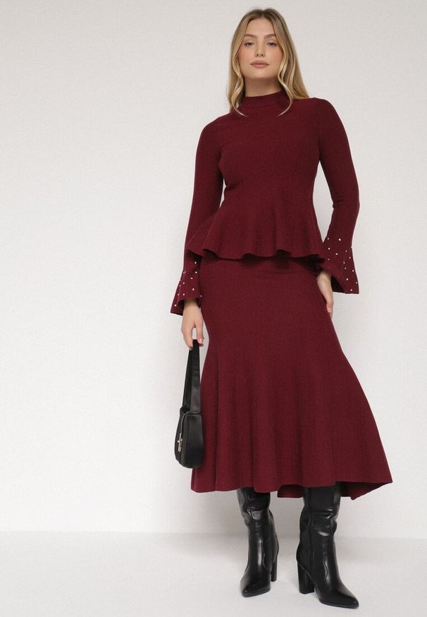 Born2be - Bordowy Dzianinowy Komplet z Wiskozą Spódnica i Sweter z Baskinką i Cyrkoniami Neora. Kolor: czerwony. Materiał: dzianina, wiskoza